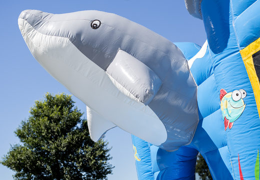 Springkussen in thema dolfijn met een glijbaan kopen voor kinderen. Bestel opblaasbare springkussens online bij JB Inflatables Nederland