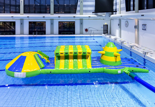 Unieke opblaasbare adventure run groen/blauw 10m zwembad met uitdagende obstakel objecten en ronde slide voor zowel jong als oud. Koop opblaasbare waterattracties nu online bij JB Inflatables Nederland