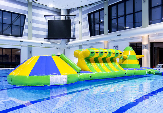 Adventure run groen/blauw 10m opblaasbare zwembad met uitdagende obstakel objecten en ronde slide voor zowel jong als oud kopen. Bestel opblaasbare zwembadspelen nu online bij JB Inflatables Nederland