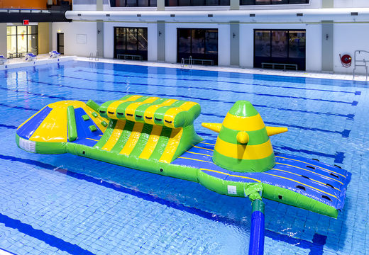 Bestel zwembad adventure run groen/blauw 10m met uitdagende obstakel objecten en ronde slide voor zowel jong als oud. Koop opblaasbare waterattracties nu online bij JB Inflatables Nederland