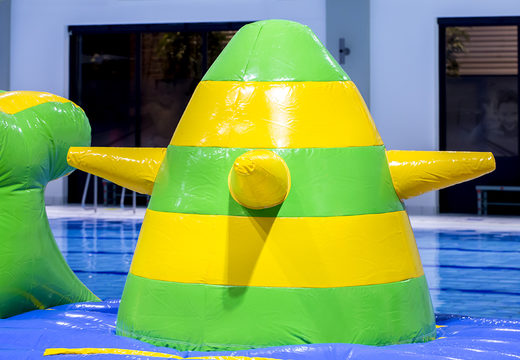 Opblaasbare adventure run groen/blauw 10m zwembad met leuke objecten en ronde slide voor zowel jong als oud. Bestel opblaasbare zwembadspelen nu online bij JB Inflatables Nederland
