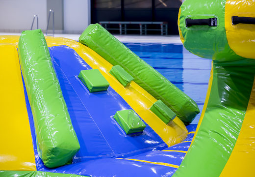Glijbaan zwembad adventure run groen/blauw 10m met uitdagende obstakel objecten en ronde slide voor zowel jong als oud bestellen. Koop opblaasbare waterattracties nu online bij JB Inflatables Nederland