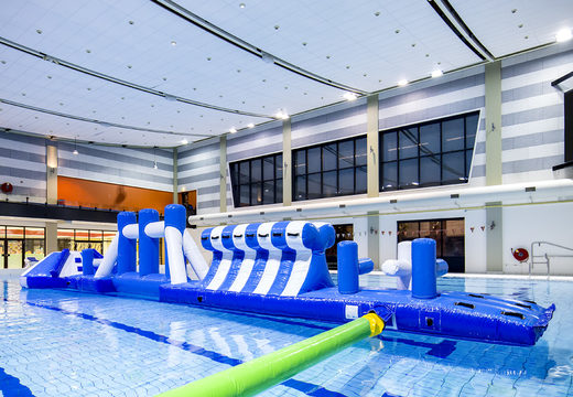 Opblaasbare adventure run blauw/wit 16m zwembad met leuke objecten en ronde slide voor zowel jong als oud. Bestel opblaasbare zwembadspelen nu online bij JB Inflatables Nederland