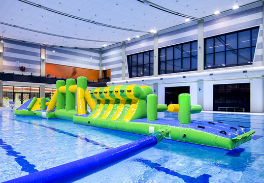 Adventure run groen/blauw 16m opblaasbare zwembad met uitdagende obstakel objecten en ronde slide voor zowel jong als oud kopen. Bestel opblaasbare zwembadspelen nu online bij JB Inflatables Nederland