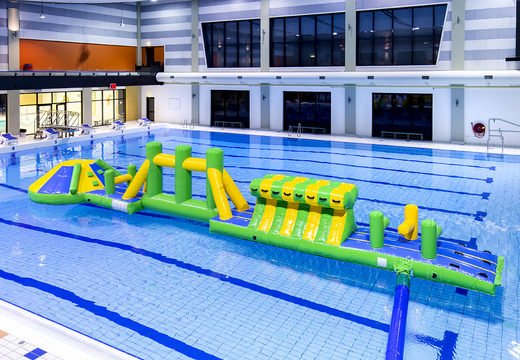 Opblaasbare adventure run groen/blauw 16m zwembad met leuke objecten en ronde slide voor zowel jong als oud kopen. Bestel opblaasbare zwembadspelen nu online bij JB Inflatables Nederland