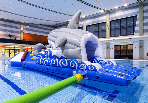 Haal opblaasbare glijbaan in thema haai voor zowel jong als oud. Bestel opblaasbare zwembadspelen nu online bij JB Inflatables Nederland 
