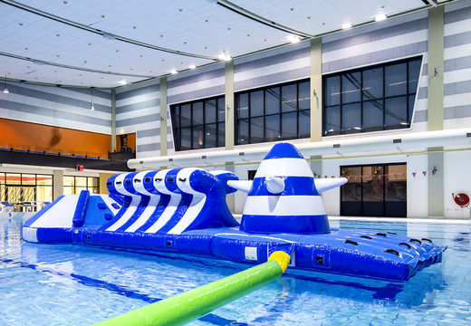 Glijbaan zwembad adventure run blauw/wit 10m met uitdagende obstakel objecten voor zowel jong als oud bestellen. Koop opblaasbare waterattracties nu online bij JB Inflatables Nederland