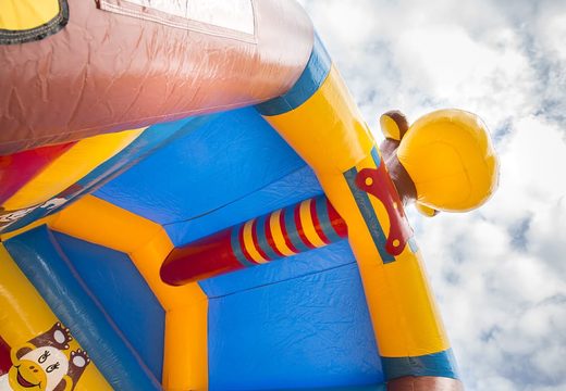 Standaard springkussen voor kinderen bestellen in opvallende kleuren met bovenop een groot 3D object in de vorm van een aap. Springkussens te koop online bij JB Inflatables Nederland