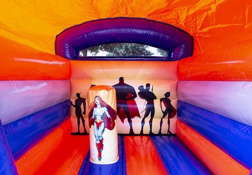 Klein overdekt springkussen kopen in thema superhelden voor kinderen. Bestel overdekt springkussens online bij JB Inflatables Nederland