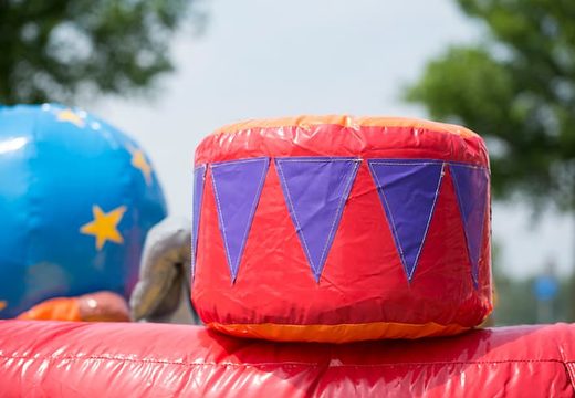Springkussen in thema playzone circus met plastic ballen en 3D objecten kopen voor kids. Bestel springkussens online bij JB Inflatables Nederland 