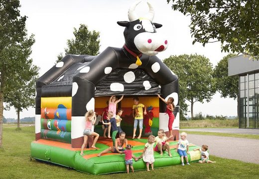 Standaard springkussen te koop in opvallende kleuren met bovenop een groot 3D object van een koe, voor kinderen. Koop overdekt springkussens online bij JB Inflatables Nederland