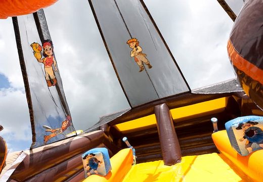Koop Mega Piraten Shooter springkussen in schip vorm met schiet en glij spel voor kinderen. Bestel opblaasbare springkussens online bij JB Inflatables Nederland