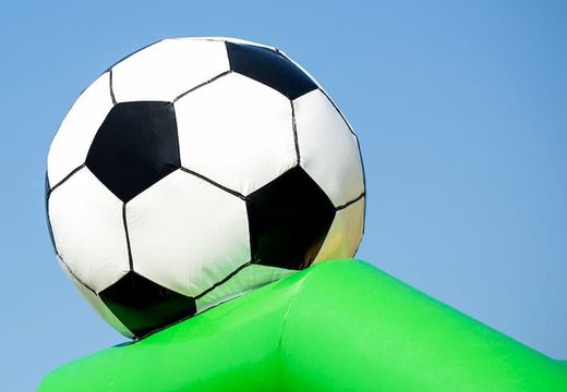Standaard luchtkussen kopen in opvallende kleuren met bovenop een groot 3D object in de vorm van een voetbal voor kinderen. Bestel luchtkussens online bij JB Inflatables Nederland