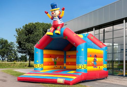 Groot overdekt springkasteel kopen in thema zittende clown voor kinderen. Koop springkussen online bij JB Inflatables Nederland