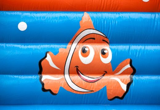 Groot overdekt springkasteel kopen in thema clownvis nemo voor kinderen. Bestel springkastelen online bij JB Inflatables Nederland