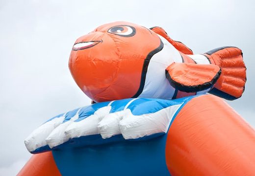 Groot overdekt luchtkussen kopen in thema clownvis nemo voor kinderen. Koop luchtkussens online bij JB Inflatables Nederland 