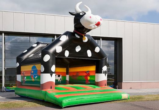 Groot springkasteel overdekt kopen in koetje thema voor kinderen. Koop springkastelen online bij JB Inflatables Nederland