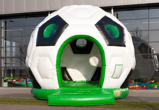 Groot overdekt rond springkussen kopen in thema voetbal in de kleuren groen, zwart en wit voor kinderen. Bestel springkussens online bij JB Inflatables Nederland