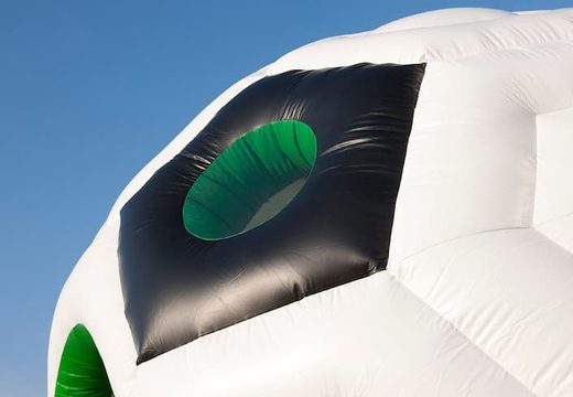 Groot overdekt rond springkussen kopen in thema voetbal in de kleuren groen, zwart en wit voor kinderen. Koop springkussens online bij JB Inflatables Nederland 