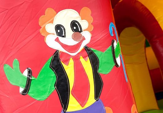 Multifun luchtkussen in carrousel thema met verschillende obstakels en een glijbaan bestellen voor kids. Koop luchtkussens online bij JB Inflatables Nederland