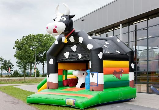 Koe opblaasbaar overdekt luchtkussen met een 3D object op het dak kopen bij JB Inflatables Nederland. Bestel online luchtkussen bij JB Inflatables Nederland