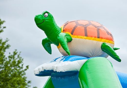 Bestel voor kinderen een opblaasbaar multifun springkussen met dak, een 3D turtle object, verschillende obstakels en een glijbaan bij JB Inflatables Nederland. Koop springkussens online bij JB Inflatables Nederland