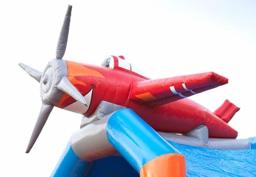 Vliegtuig opblaasbaar overdekt springkasteel met verschillende obstakels, een glijbaan en een 3D object op het dak bestellen bij JB Inflatables Nederland. Koop online springkastelen bij JB Inflatables Nederland