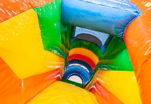 Springkussen in thema party met een glijbaan kopen voor kinderen. Bestel opblaasbare springkussens online bij JB Inflatables Nederland