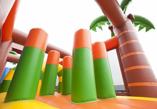 Koop opblaasbare stormbaan in thema jungle met 7 spelelementen en kleurrijke objecten voor kinderen. Bestel opblaasbare stormbanen nu online bij JB Inflatables Nederland