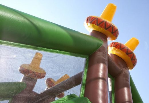 Bestel een 17 meter brede unieke stormbaan in cowboy thema met 7 spelelementen en kleurrijke objecten voor kinderen. Koop opblaasbare stormbanen nu online bij JB Inflatables Nederland