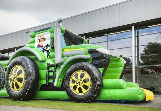 Bestel een 17 meter brede unieke stormbaan in traktor thema met 7 spelelementen en kleurrijke objecten voor kinderen. Koop opblaasbare stormbanen nu online bij JB Inflatables Nederland