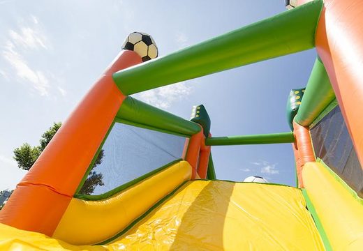 Voetbal run 17m stormbaan et 7 spelelementen en kleurrijke objecten kopen voor kids. Bestel opblaasbare stormbanen nu online bij JB Inflatables Nederland