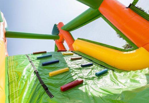Koop opblaasbare stormbaan in thema voetbal met 7 spelelementen en kleurrijke objecten voor kinderen. Bestel opblaasbare stormbanen nu online bij JB Inflatables Nederland