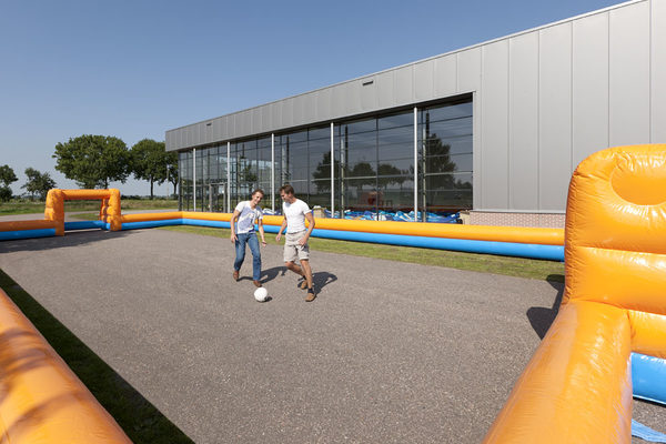 Haal blauw oranje opblaasbare voetbalboarding met wanden en kleine goals nu online. Bestel opblaasbare voetbalboarding bij JB Inflatables Nederland