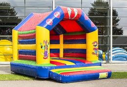 Standaard springkasteel kopen in circus thema met mooie animaties zowel op de binnen- en buitenwanden en op de pilaren voor kinderen. Koop springkastelen online bij JB Inflatables Nederland