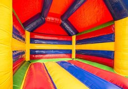 Standaard springkussen kopen in circus thema met mooie animaties zowel op de binnen- en buitenwanden en op de pilaren voor kinderen. Bestel springkussens online bij JB Inflatables Nederland