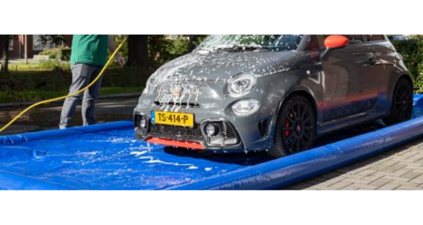 Man maakt Abarth auto schoon op inflatable auto badje