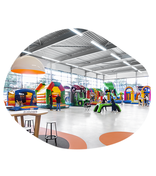 JB Inflatables de springkussens fabrikant met grote showroom en ontzettend veel producten op voorraad