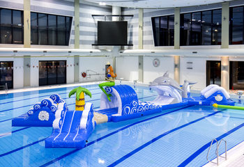 Koop een dubbele opblaasbare 16 meter lange dolfijnrun zwembad stormbaan in een uniek design met grappige 3D-objecten en maar liefst 2 glijbanen voor zowel jong als oud. Bestel opblaasbare waterattracties nu online bij JB Inflatables Nederland