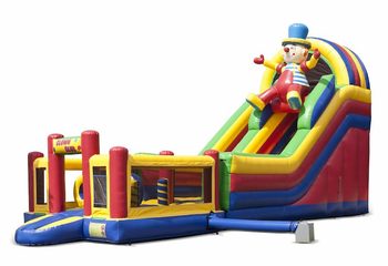 Clown thema multifunctionele opblaasbare glijbaan met een plonsbad, indrukwekkend 3D object, frisse kleuren en de 3D obstakels bestellen voor kids. Koop opblaasbare glijbanen nu online bij JB Inflatables Nederland