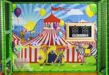 Interactieve muur met spot in circus thema voorin een playground bestellen bij Jb 