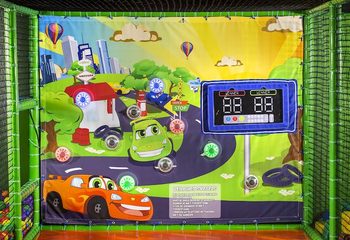 Playground wall met interactieve spots erin om spellen te spelen voor kinderen bestellen in auto thema