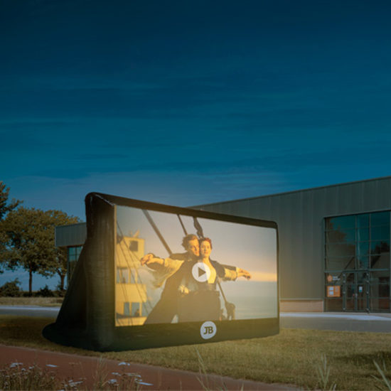 Opblaasbare video screen die gebruikt kunnen worden voor bijvoorbeeld een buiten bioscoop