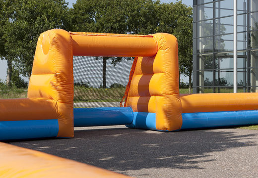 Bestel blauw oranje opblaasbare voetbalboarding met wanden en kleine goals voor kinderen. Koop opblaasbare voetbalboarding nu online bij JB Inflatables Nederland