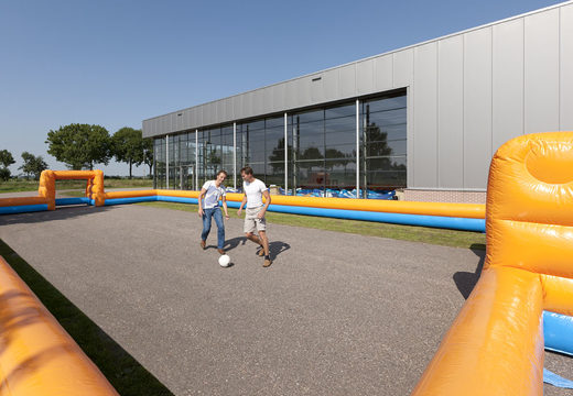 Haal blauw oranje opblaasbare voetbalboarding met wanden en kleine goals nu online. Bestel opblaasbare voetbalboarding bij JB Inflatables Nederland