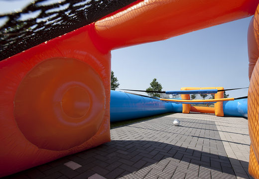 Bestel blauw oranje opblaasbare tafelvoetbal met unieke boardingschuifsysteem voor kids. Koop opblaasbare tafelvoetbal nu online bij JB Inflatables Nederland