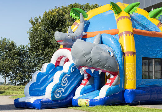 Maxifun super springkussen in felle kleuren en leuke 3D figuren in haai thema kopen bij JB Inflatables Nederland. Bestel springkussens nu online bij JB Inflatables Nederland