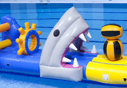Unieke opblaasbare mega run zwembad in thema haai bestellen voor zowel jong als oud. Koop opblaasbare waterattracties nu online bij JB Inflatables Nederland 