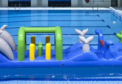 Unieke opblaasbare zwembad run in thema dolfijn met uitdagende obstakel objecten bestellen voor zowel jong als oud. Koop opblaasbare waterattracties nu online bij JB Inflatables Nederland 