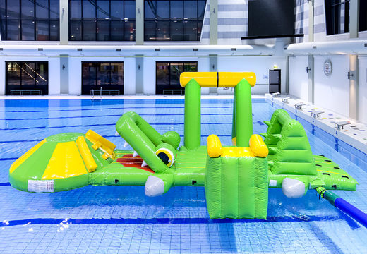 Inflatable luchtdichte krokodil speeleiland met een liaan, klimtoren ronde glijbaan en obstakels voor zowel jong als oud bestellen. Koop opblaasbare zwembadspelen nu online bij JB Inflatables Nederland 